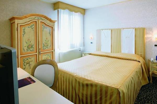 Zimmer im Principe Hotel Venedig mit Bett, Schrank und Schreibtisch