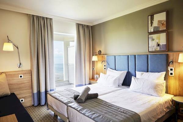 Doppelzimmer mit Meerblick im Robinson Kyllini Beach Hotel, mit zwei Betten, Blick auf das Meer.