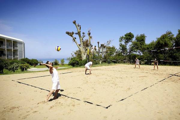 Volleyballspieler spielen auf einem Sandplatz am Robinson Kyllini Beach Hotel.