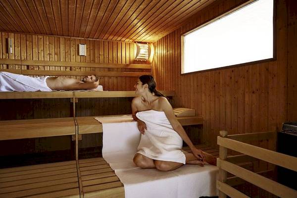 Mann und Frau in einem Saunaraum des Robinson Kyllini Beach Hotels