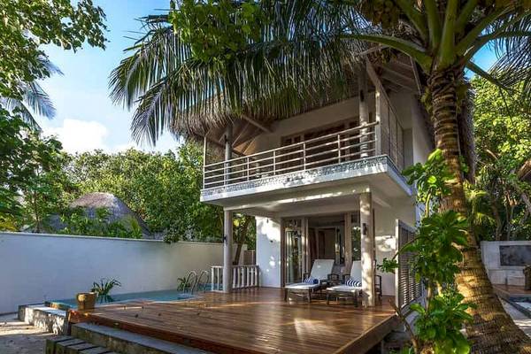 Villa des Amaya Kuda Rah Hotels mit Pool, Holzterrasse und Liegestühlen.