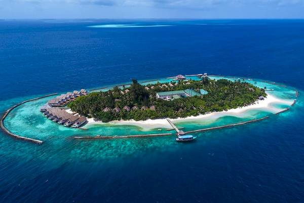 Luftaufnahme des Amaya Kuda Rah Hotels, eine Insel mit mehreren Bungalows und einem Steg