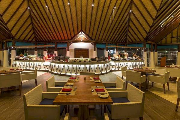 Innenansicht des Restaurants im Hotel Amaya Kuda Rah mit Buffet und gedeckten Tischen.