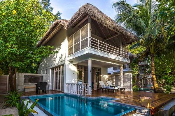 Villa mit Pool und Veranda im Amaya Kuda Rah Hotel