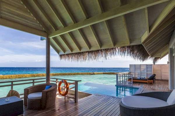 Terrasse des Amaya Kuda Rah Hotels mit Blick auf das Meer und moderne Möbeln.