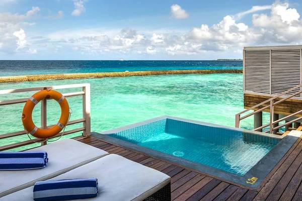 Terrasse des Amaya Kuda Rah Hotels mit Pool und Meerblick