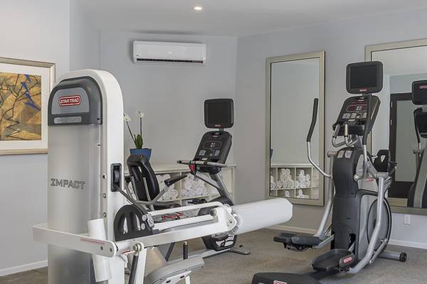 Fitnesscenter im Zoetry Curacao Resort & Spa mit Laufband, Stepper und Hantelbank.