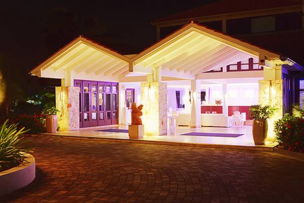 Zoetry Curacao Resort & Spa Eingang mit Beleuchtung und Skulptur