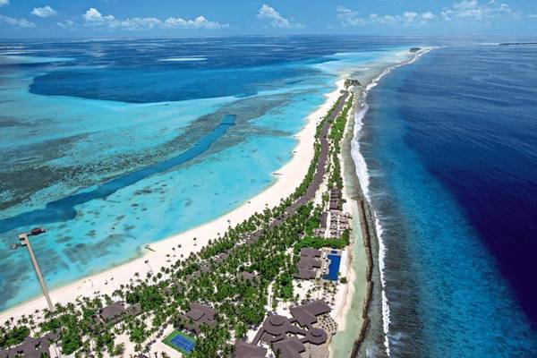 Luftaufnahme der Atmosphere Kanifushi Maldives Insel mit weißen Stränden, blauem Wasser und grünen Palmen