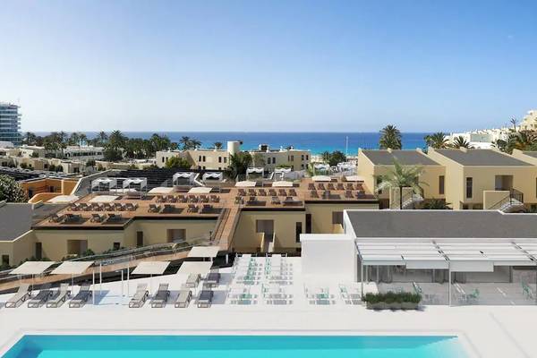 Luftaufnahme des Sol Fuerteventura Jandia Hotels mit Blick auf den Pool und das Meer.