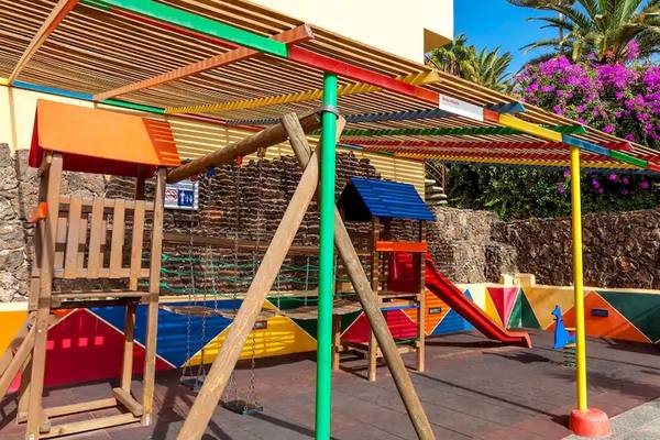 Farbig gestalteter Spielplatz im Sol Fuerteventura Jandia Hotel mit Rutsche und Schaukeln
