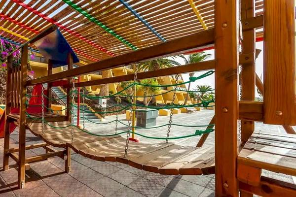 Ein buntes Kinderspielplatz im Freien im Sol Fuerteventura Jandia Hotel.