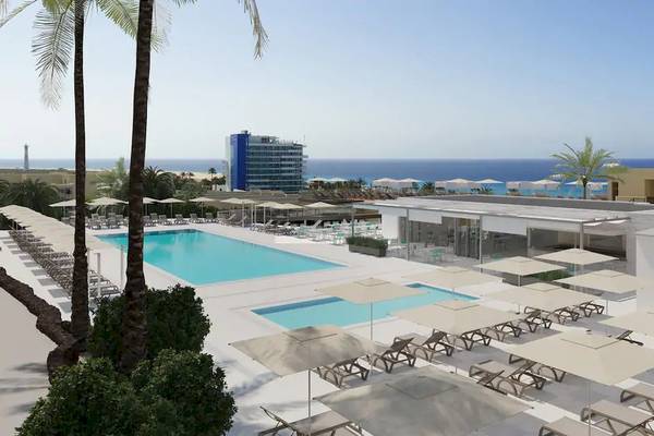 Poolbereich des Sol Fuerteventura Jandia Hotels mit Sonnenschirmen und Liegestühlen.