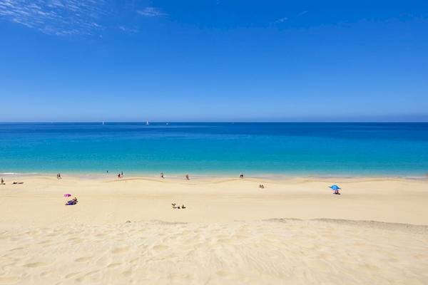 Strand am Sol Fuerteventura Jandia Hotel mit blauem Ozean und vielen Menschen.