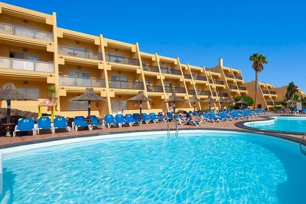 Außenpool des Sol Fuerteventura Jandia Hotels mit blauen Sonnenliegen und Palmen