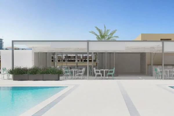 Außenbereich des Sol Fuerteventura Jandia Hotels mit Swimmingpools und Sitzgelegenheiten.