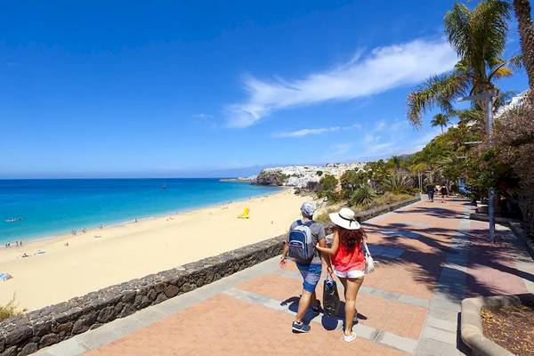 Paar am Strand des Sol Fuerteventura Jandia Hotels, gehend mit Blick auf das Meer.