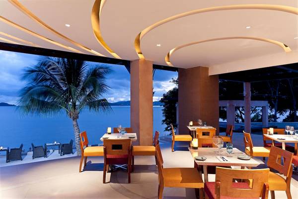 Innenansicht des Westin Siray Bay Resort & Spa, Phuket mit Blick auf das Meer und eine Palme.