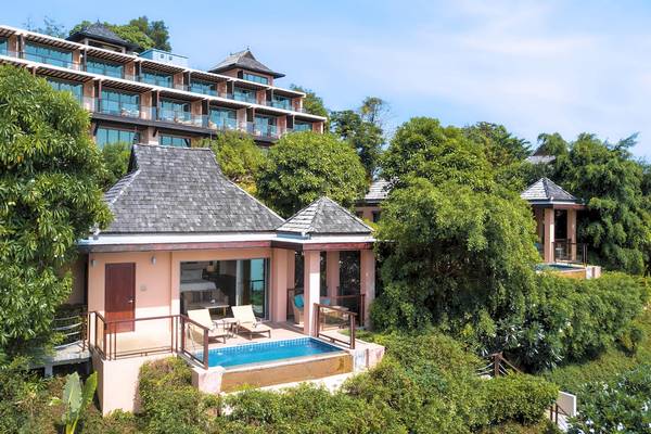 Luftaufnahme einer Hotelvilla mit privatem Pool, umgeben von Grün, Phuket