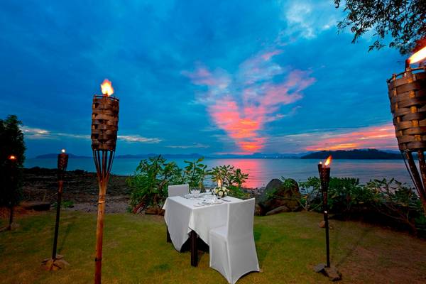Abendessen am Strand im Westin Siray Bay Resort & Spa, Phuket
