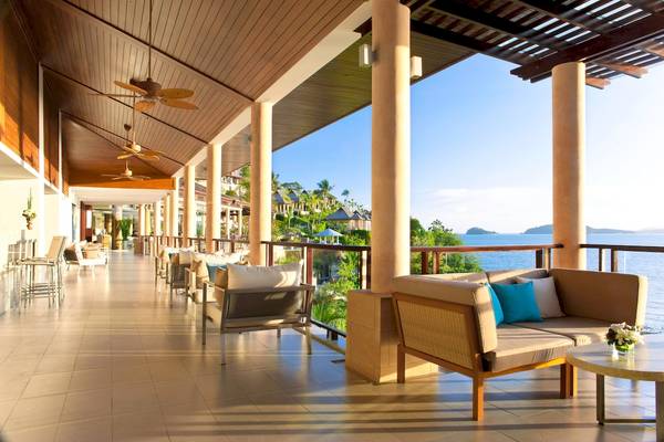 Außenbereich des Westin Siray Bay Resort & Spa, Phuket mit Blick auf den Ozean
