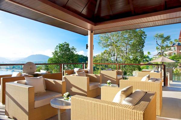 Loungebereich des Westin Siray Bay Resort & Spa in Phuket mit Blick auf den Ozean und die Berge.