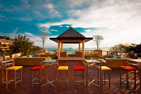 Terrasse des Westin Siray Bay Resorts mit Blick auf den Ozean und einem Pavillon