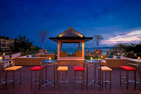 Abendliche Terrasse mit Couchgarnituren und Tischen auf dem Westin Siray Bay Resort in Phuket.