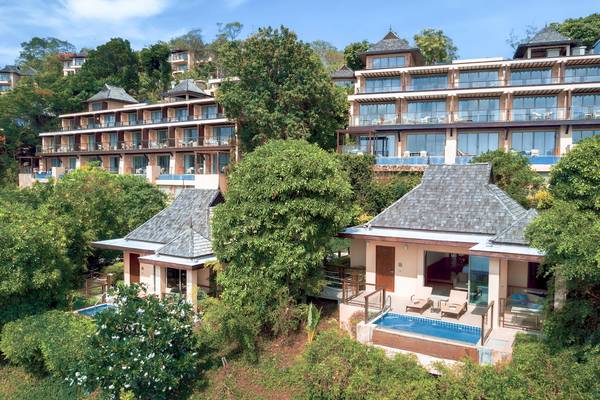 Luftaufnahme des Westin Siray Bay Resorts & Spa in Phuket, das inmitten von Bäumen und mit Swimmingpools gebaut ist.