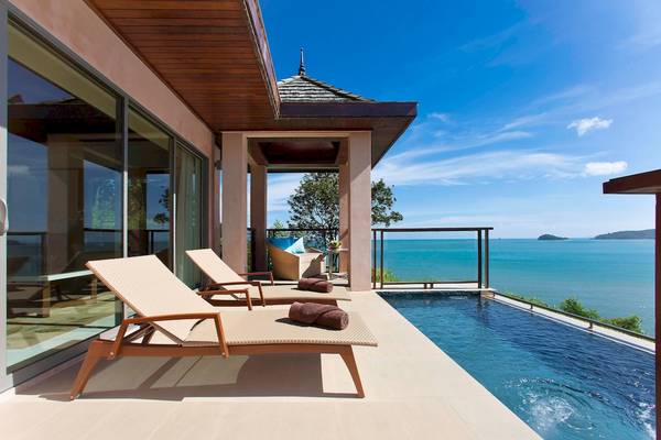 Terrasse mit Lounge-Sesseln und Pool im Westin Siray Bay Resort & Spa, Phuket