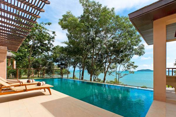 Pool-Terrasse mit zwei Liegen und Blick auf das Meer, The Westin Siray Bay Resort & Spa, Phuket