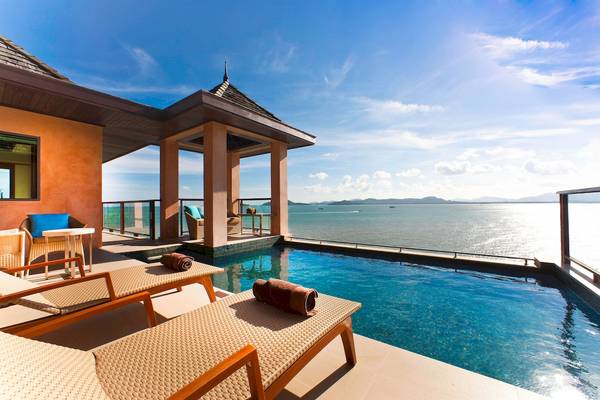 Außenpool mit Aussicht auf das Meer vom Westin Siray Bay Resort & Spa in Phuket.