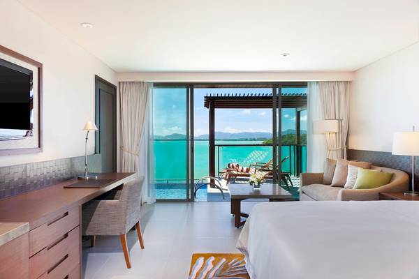 Innenansicht der Suite im The Westin Siray Bay Resort & Spa, Phuket mit Blick auf den Ozean.