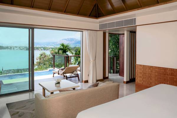 Schlafzimmer des Westin Siray Bay Resorts mit Blick auf den Pool und die Berge