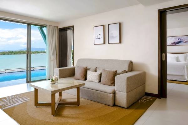 Wohnzimmer mit Sofa und Meerblick im Westin Siray Bay Resort & Spa, Phuket