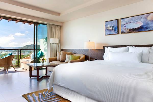 Suite im Westin Siray Bay Resort mit Blick auf den Ozean und modernen Möbeln.