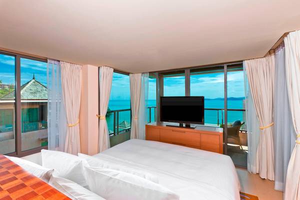 Hotelzimmer mit Meerblick im Westin Siray Bay Resort & Spa, Phuket mit großem Bett, Fernseher und Balkon.