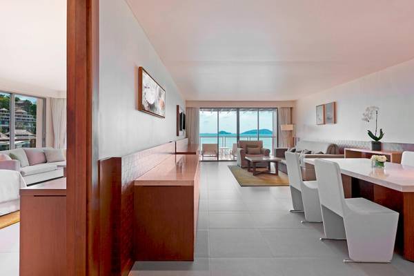 Innenansicht eines Hotelzimmers im Westin Siray Bay Resort & Spa, Phuket, mit Blick auf den Ozean.