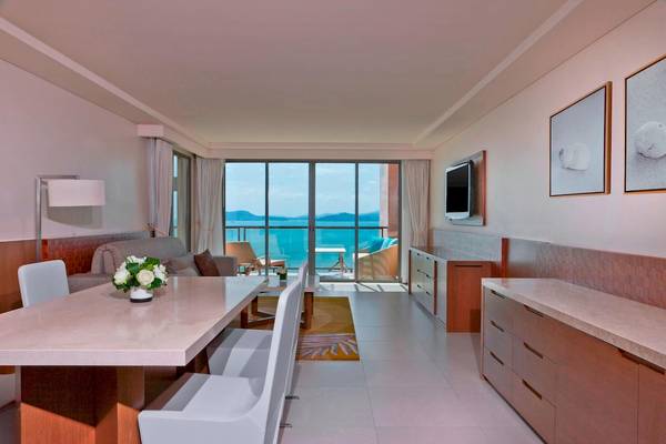 Wohnbereich im Westin Siray Bay Resort & Spa, Phuket, mit Blick auf das Meer.