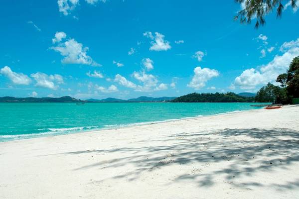 Strand des Westin Siray Bay Resort & Spa in Phuket mit blauem Wasser und weißem Sand