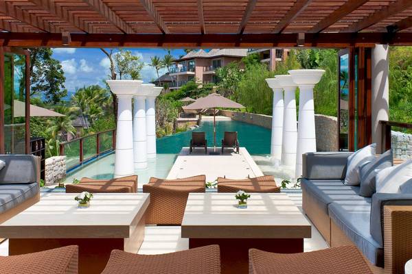 Außenbereich des Westin Siray Bay Resorts mit Swimmingpool, Liegestühlen und Säulen