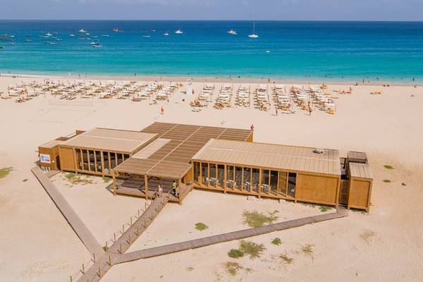 Luftaufnahme von Oasis Salinas Sea Hotel mit Strand, blauem Ozean und vielen Sonnenliegen