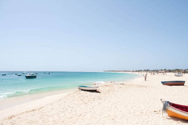 Oase Salinas Meer Strand mit Booten im Wasser und Personen am Strand