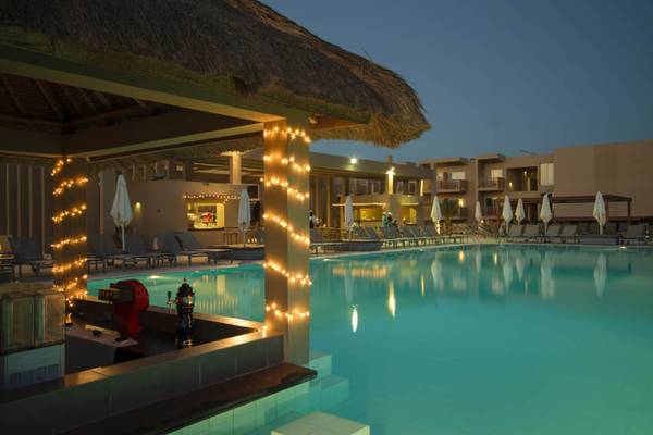 Nachtansicht des Swimmingpools im Oasis Salinas Sea Hotel mit leuchtenden Lichterketten.