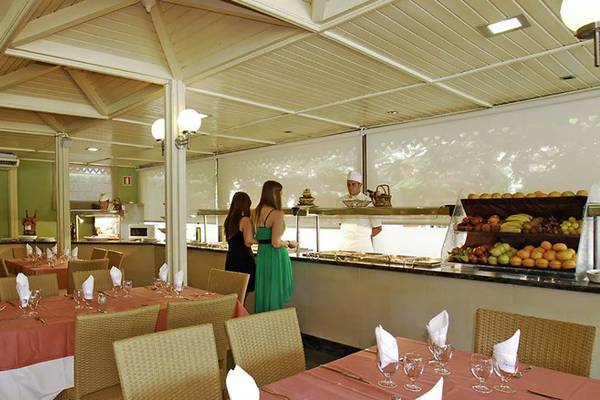 Innenbereich des Restaurants im Bungalows Cordial Green Golf Hotel mit Buffet und Gästen.