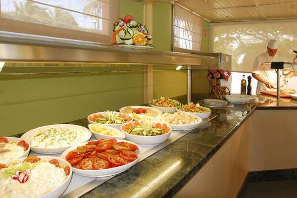 Buffet im Restaurant des Bungalows Cordial Green Golf Hotel mit verschiedenen Salaten.