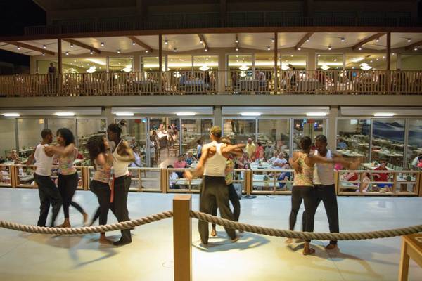 Gruppe von Tänzern vor dem Oasis Salinas Sea Hotel bei Nacht