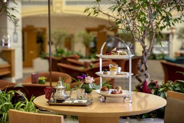 Dreistöckiger Teewagen mit verschiedenen Desserts im Al Ain Rotana Hotel.