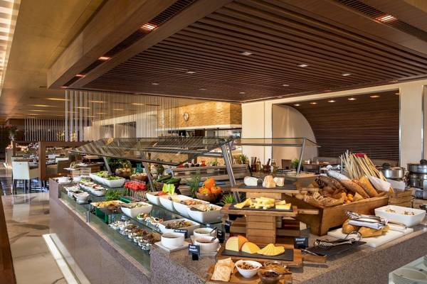Buffetbereich im Al Ain Rotana Hotel mit einer Vielzahl von Speisen und Gerichten.