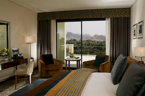 Al Ain Rotana Hotel Zimmer mit Aussicht auf Berge und Garten